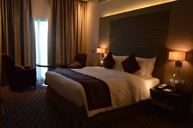 غرفة بزنس بسرير كينج، Ramada Resort by Wyndham Manama Seef 7/10