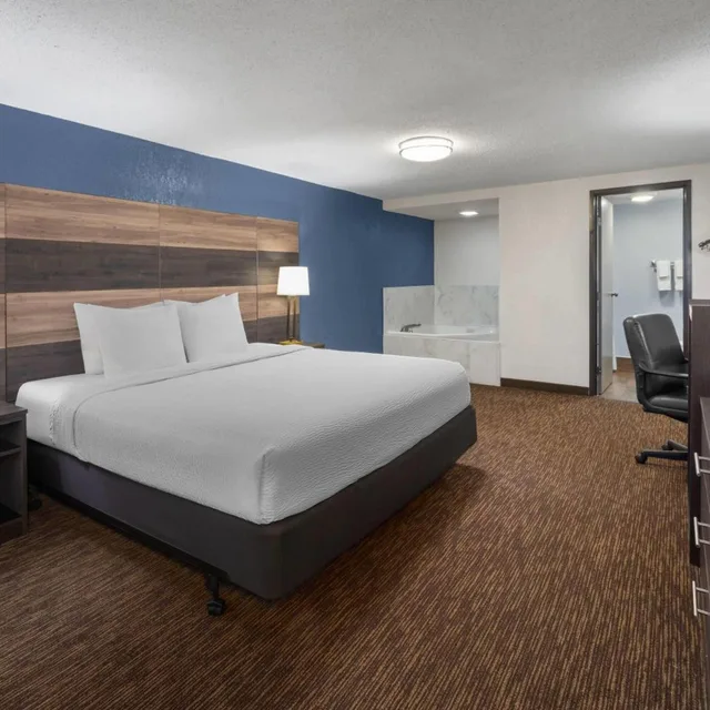 Deluxe, King Bed, Baymont By Wyndham Downtown Detroit 1/5
