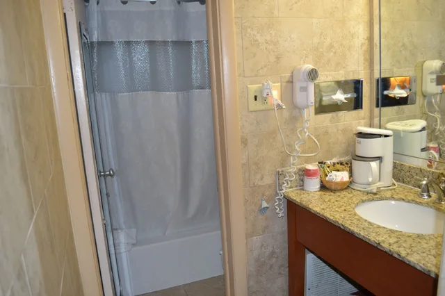 غرفة بسريرين مزدوجين، Ramada by Wyndham State College Hotel & Conference Center 8/10