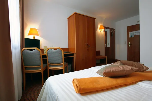 غرفة ثلاثية بحمام خاص، Hotel Kleefelder Hof 5/7