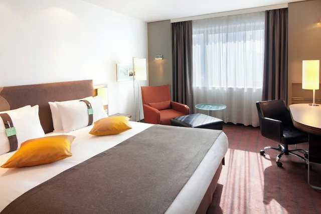 غرفة قياسية بسرير مزدوج مع أريكة للمدخنين، Holiday Inn Almaty 1/2