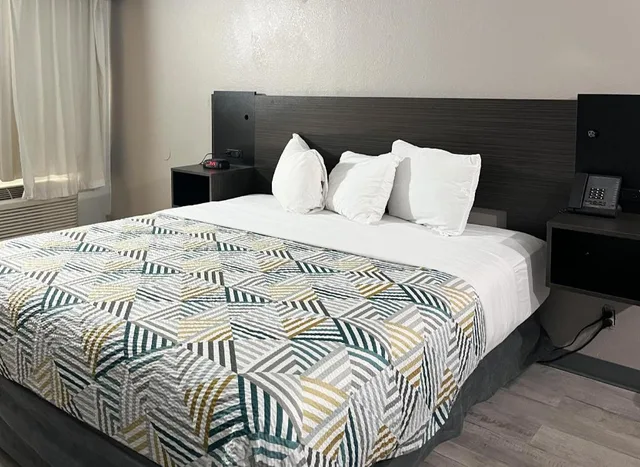 1 King Bed - Mobil Acc RI Shwr Nsmk Kitchen، Studio6 North Las Vegas, NV 1/5