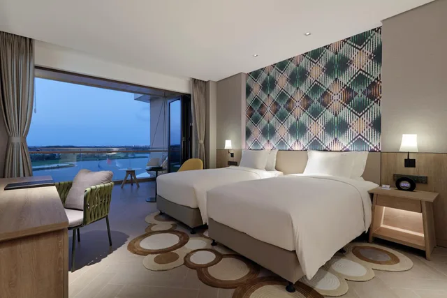 غرفة بريميوم بسرير فردي بإطلالة على البحيرة بشرفة، Holiday Inn Resort Qionghai Guantang 4/6