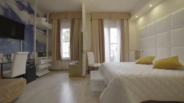 غرفة قياسية ثلاثية، Hotel Jane 1/2