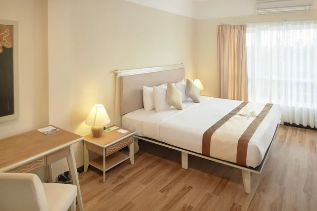 غرفة ديلوكس بسرير مزدوج بإطلالة على الحديقة بحوض استحمام، Sandy Beach Non Nuoc Resort Danang 2/6
