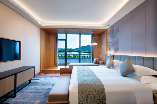 جناح بإطلالة على البحيرة بغرفة نوم واحدة، Crowne Plaza Huzhou 1/4