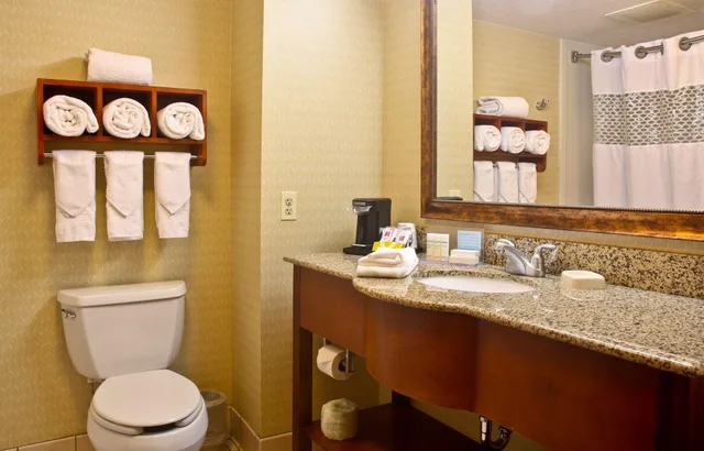 غرفة بسرير كوين، Hampton Inn McHenry 5/7