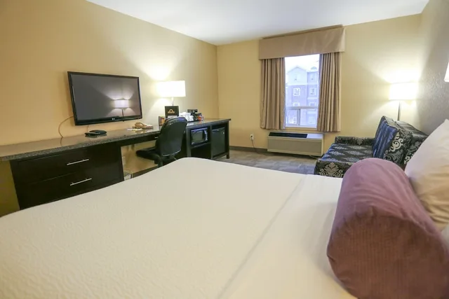 غرفة قياسية بسرير كوين لذوي الإعاقة، Days Inn Calgary Airport 1/6