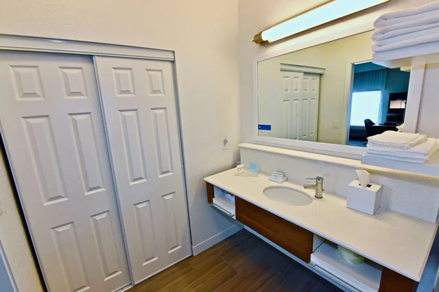 استوديو بسرير كينج مع أريكة لذوي الإعاقة، Hampton Inn Kirksville 4/4