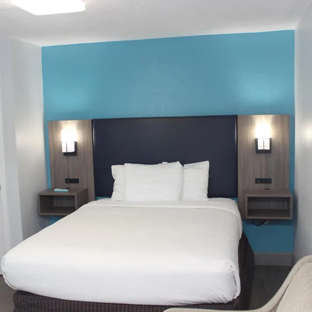 Split, Suite, Queen Bed, Partial Split View, City View، La Quinta Inn & Suites by Wyndham Oceanfront Daytona Beach 6/10