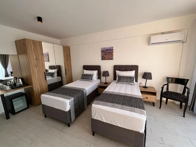 غرفة بسريرين منفصلين بإطلالة على البحر، Ni Marin Hotel 1/9