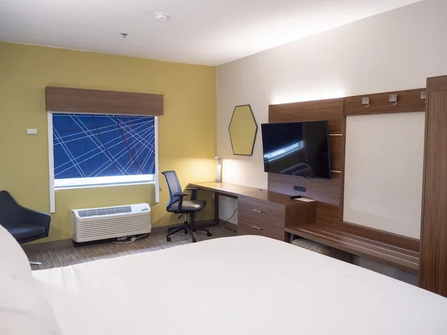 جناح بسرير كينج مع أريكة، Holiday Inn Express Suites Greenville Airport 4/8
