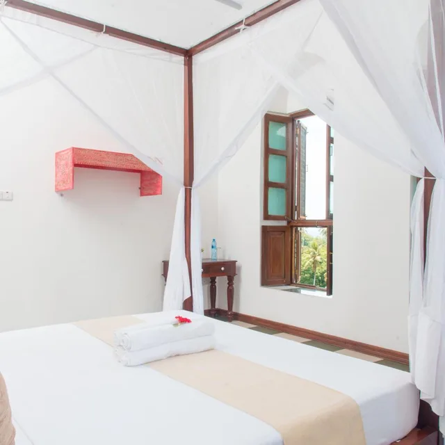 غرفة بسرير كوين بإطلالة على البحر، The Manor House By Sansi 2/4