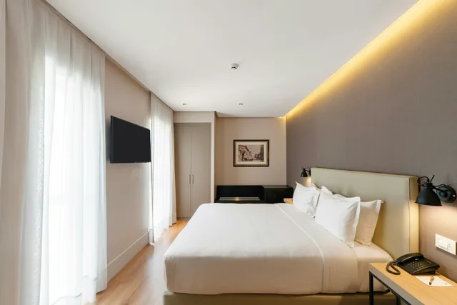 غرفة بسرير كينج لذوي الإعاقة، Palmaroga Hotel Asuncion, Tapestry Collection by Hilton 2/3