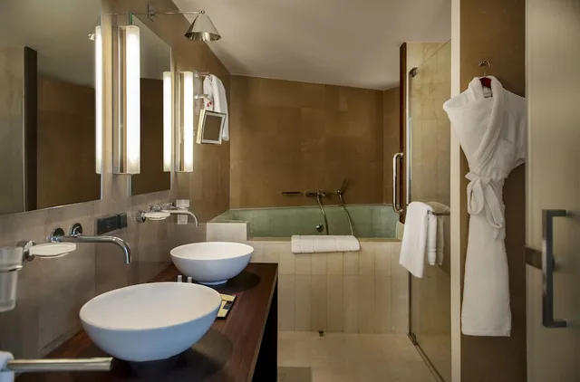 جناح تنفيذي بسرير كينج وسريرين منفصلين بغرفتي نوم، Hilton Beirut Downtown 3/3
