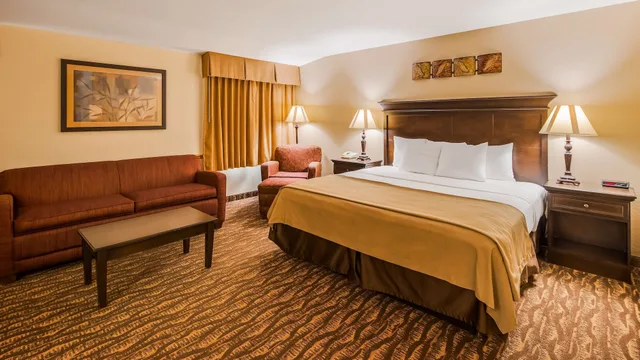 جناح كبير بسرير كينج بحوض جاكوزي، Best Western Center Pointe Inn 8/10