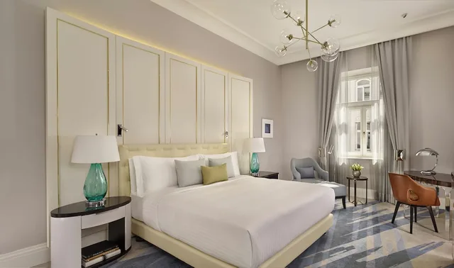 غرفة ديلوكس بسرير كينج، Al Habtoor Palace Budapest 2/4