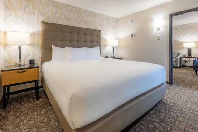 جناح بسرير كينج بغرفتين مع أريكة، Drury Inn and Suites St Louis Airport 2/6