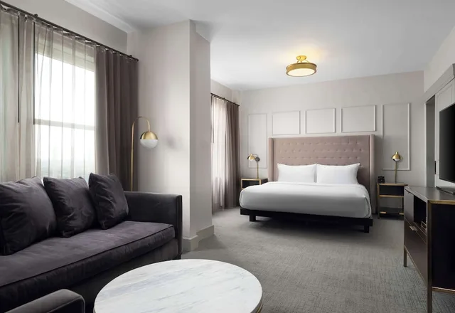 جناح جونيور مع أريكة، Hotel Phillips Kansas City Curio Collection by Hilton 3/6