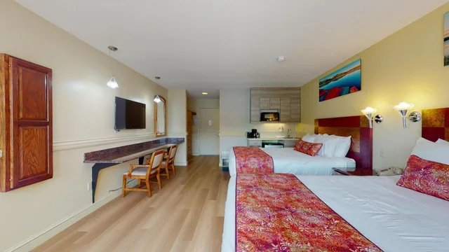 Room, 2 Queen Beds, Lake Front، Surfside On The Lake 1/10