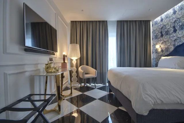 جناح تنفيذي بسرير كينج بإطلالة على المدينة مع أريكة بجاكوزي، Holm Hotel And Spa 3/5