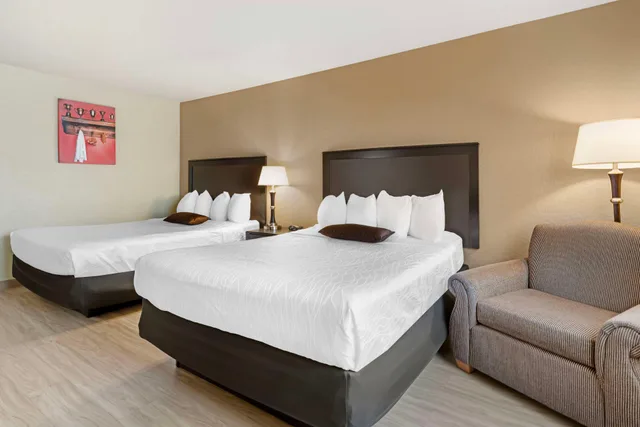 غرفة بسريرين كينج مع أريكة لذوي الإعاقة، Best Western Green Bay Inn Conference Center 2/3