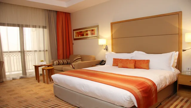 غرفة بسرير كينج لذوي الإعاقة، Crowne Plaza Sohar 2/6