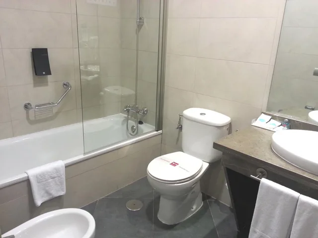 غرفة بسريرين منفصلين مع سرير إضافي، Hotel Vertice Aljarafe 9/10