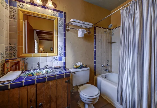 Hacienda, 2 Queen Beds، Hacienda Del Sol Ranch Resort 2/2
