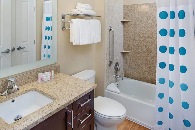 جناح بسرير كوين بغرفة نوم واحدة مع أريكة، TownePlace Suites by Marriott Fayetteville North/Springdale 2/2