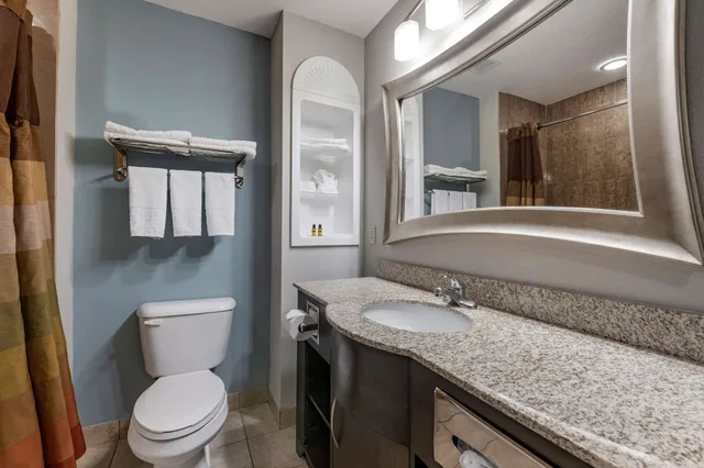 غرفة قياسية بسريرين كوين، Best Western Plus Bradenton Gateway Hotel 2/2