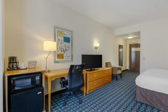 غرفة قياسية بسرير كينج مع أريكة، Quality Inn and Suites Sandusky 2/7