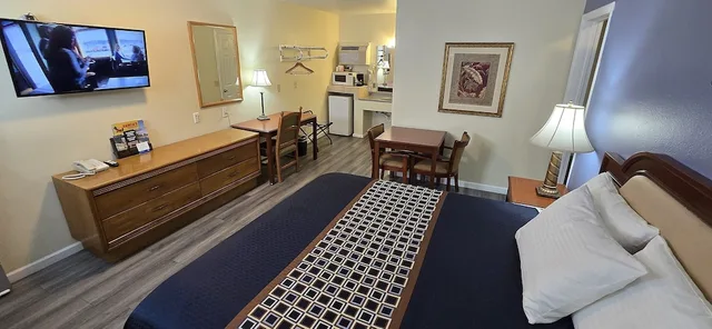 Suite, 3 Queen Beds, Rodeway Inn & Suites Blythe I-10, CA 8/10