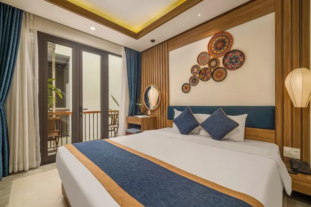 غرفة ديلوكس بسرير كينج بشرفة، Southern Hotel Hoi An 1/10