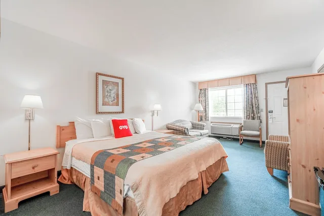 غرفة بسرير كينج، Hotel O Eureka Springs - Christ of Ozark Area 3/10