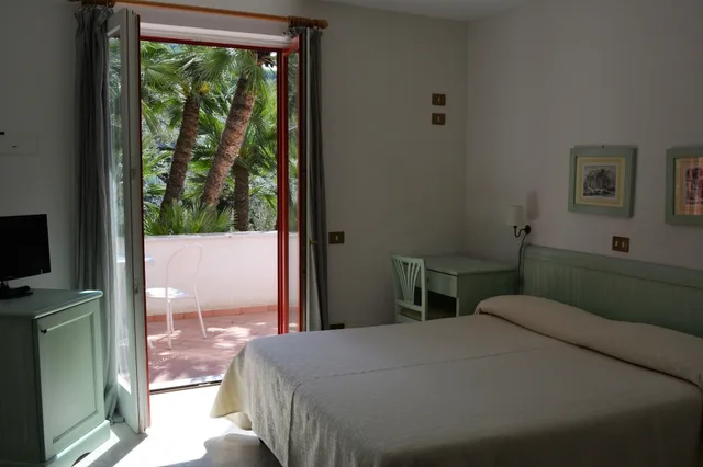 غرفة كلاسيكية بسرير مزدوج بإطلالة جزئية على البحر، Hotel Dania 3/10