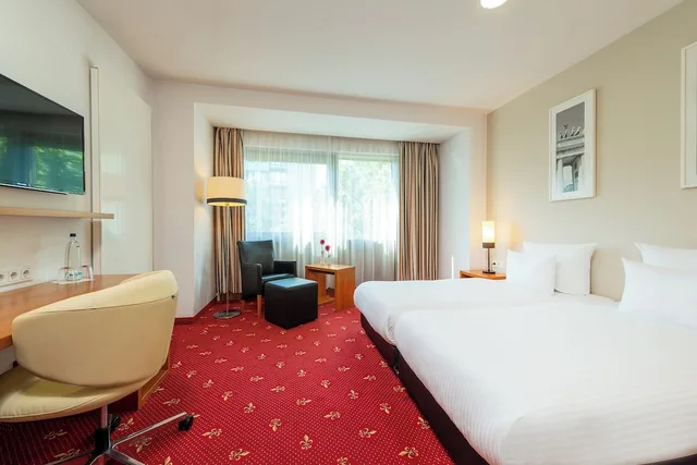غرفة سوبيريور ثلاثية بسرير مزدوج وسرير فردي، Leonardo Hotel Berlin KU DAMM 1/1
