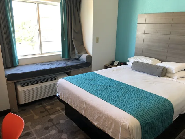 غرفة بسرير كوين، Red Lion Inn & Suites Elk Grove Village, IL 2/6