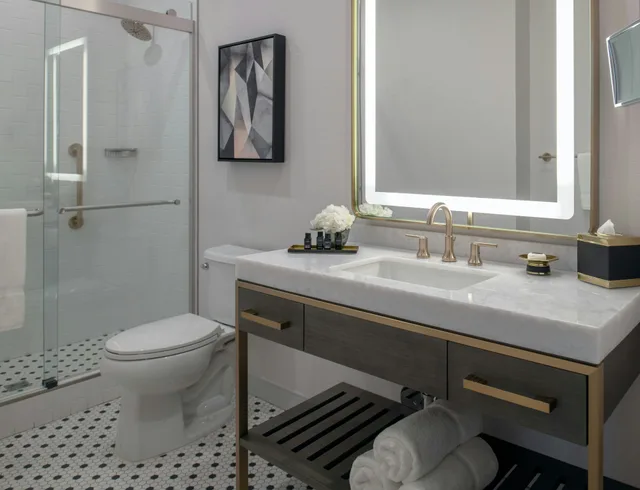 Deco, Suite, King Bed، Tulsa Club Hotel Curio Collection By Hilton 6/8