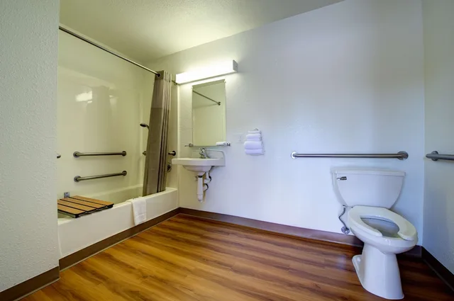 غرفة قياسية بسرير مزدوج لذوي الإعاقة، Motel6 Seattle, WA - Airport 10/10