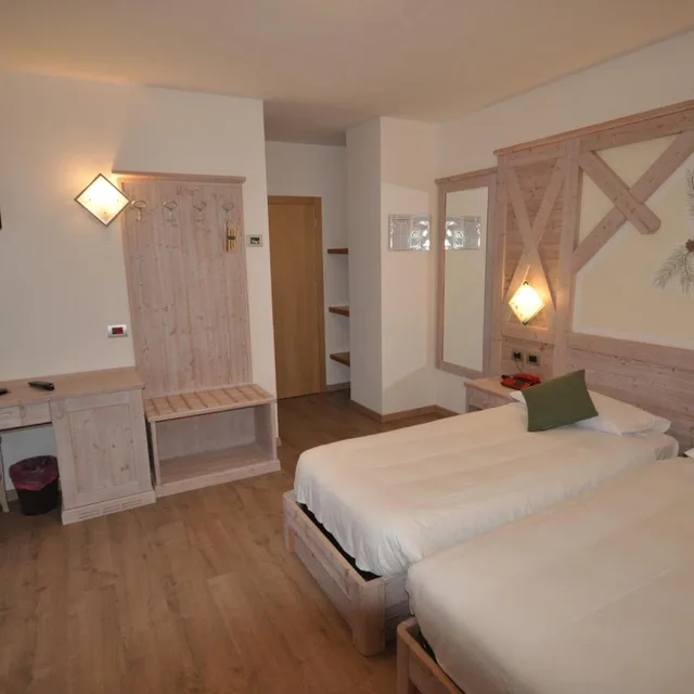 غرفة ثلاثية، HOTEL SELECT 3/6
