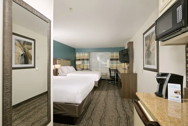 Standard, 2 Queen Beds, Holiday Inn Express Hotel And Suites Paso Robles 3/7