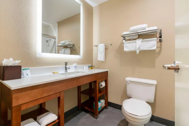 غرفة بسرير كينج لذوي الإعاقة، Best Western Bend North 7/7