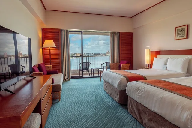 غرفة بسريرين منفصلين بإطلالة على الشاطئ بشرفة، Hotel Nikko Guam 1/4