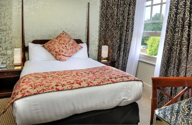 Classic, Double Bed, The Crown Manor House Hotel 2/4