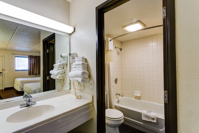 غرفة قياسية بسريرين كوين، Travelodge Cleveland/Willoughby 7/9