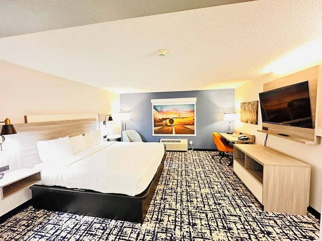 غرفة قياسية بسرير كينج، Best Western Plus Omaha Airport Inn 1/9