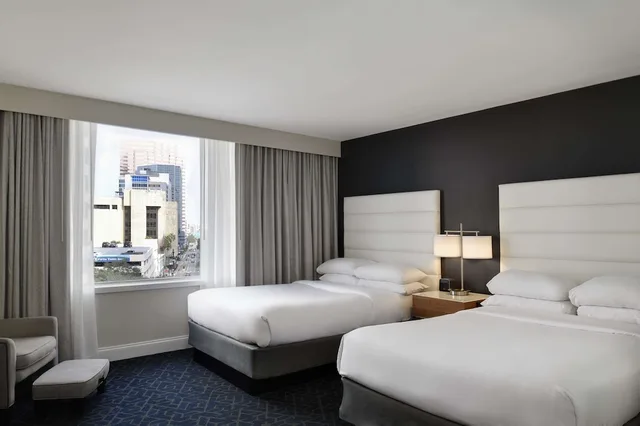 غرفة بسريرين مزدوجين بشرفة بحوض استحمام لذوي الإعاقة، Hotel Tampa Riverwalk 1/4