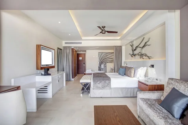 Diamond Club, Junior Suite, Luxury, 2 Queen Beds, Ocean View, Sofa، Royalton Negril, An Autograph Collection All-Inclusive Resort 2/4