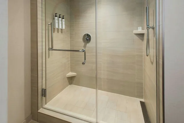 Room, King Bed, Water View, Balcony، Newport Marriott Hotel and Spa 5/16